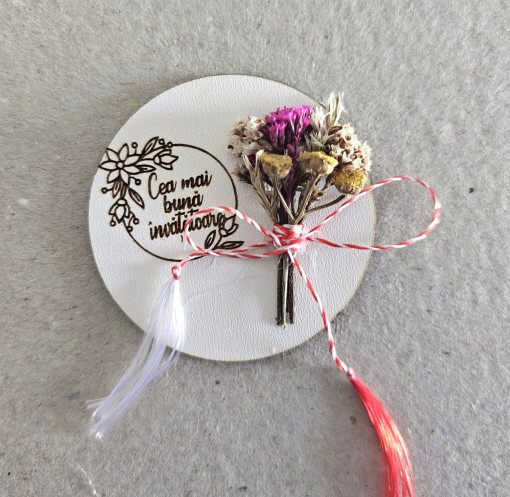 Martisor cu flori uscate in forma de cerc