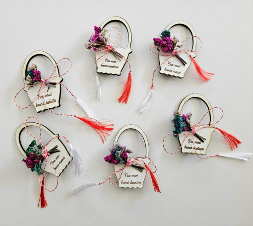 Martisor cu flori uscate in forma de cosulet
