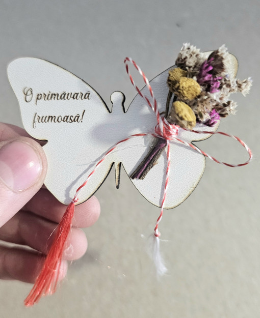 Martisor cu flori uscate in forma de fluture