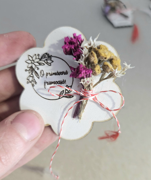 Martisor cu flori uscate in forma de floare