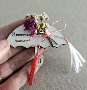 Martisor cu flori uscate in forma de umbreluța
