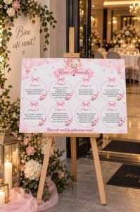Opis - așezare invitați la mese tematica Bear Pink