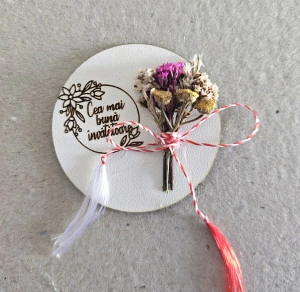 Martisor cu flori uscate in forma de cerc