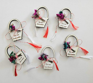 Martisor cu flori uscate in forma de cosulet