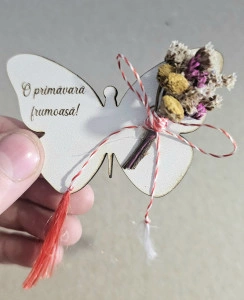 Martisor cu flori uscate in forma de fluture
