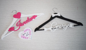 Set Umerase mire si mireasa personalizate cu nume si cutie verighete fucsia