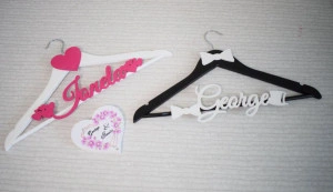 Set Umerase mire si mireasa personalizate cu nume si cutie verighete fucsia