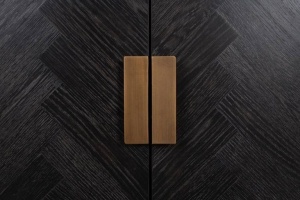 COMODA TV BLACKBONE BRASS, 200 CM, NEGRU/AURIU ANTICHIZAT, DIN FURNIR DE STEJAR SI METAL, RICHMOND INTERIORS - Img 5
