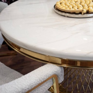 MASA DINING ROMANCE, EFECT DE MARMURA ALBA/AURIU, 130 CM, BLAT DIN CERAMICA SI PICIOR DIN METAL, STIL MODERN, ATR - Img 3