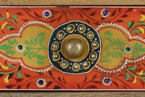 DULAPIOR CU MOTIVE PICTATE MANUAL TURAM, MARO/MULTICOLOR, LEMN MASIV DE MANGO, STIL VINTAGE - Img 3