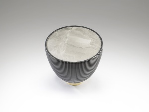 MASUTA DE CAFEA CANDY, 47 CM, EFECT DE MARMURA GRI/AURIU/GRI, BLAT DIN PIATRA SINTERIZATA SI PICIOR DIN PIELE SI METAL, STIL MODERN - Img 3