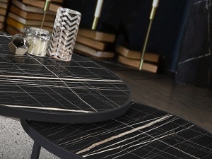 SET MASUTE DE CAFEA NAIRA, 91/71 CM, EFECT DE MARMURA NEAGRA/NEGRU MAT, BLAT DIN MDF LAMINAT SI PICIOARE DIN METAL, STIL MODERN - Img 4