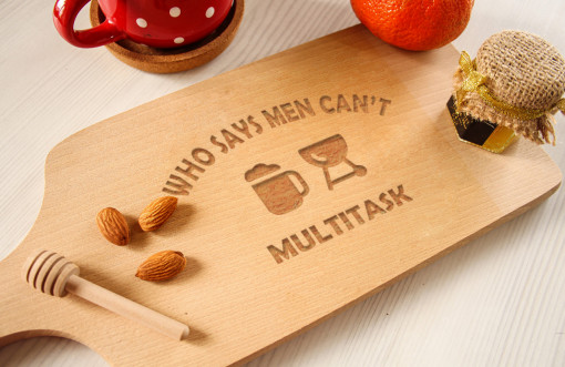 Tocator lemn clasic personalizat Who Says men can't multitask