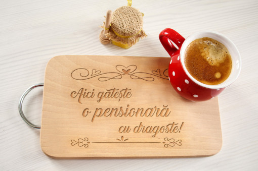 Tocator lemn maner metal personalizat Aici gateste o pensionara cu dragoste
