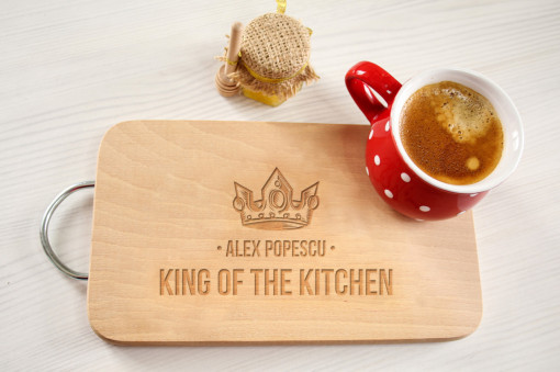 Tocator lemn maner metal personalizat cu nume King of the kitchen
