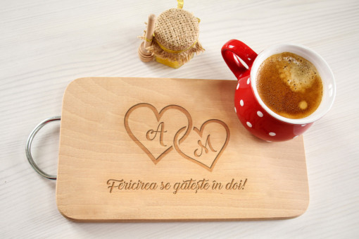 Tocator lemn maner metal personalizat Fericirea se gateste in doi initiale