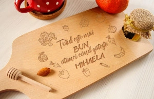 Tocator lemn clasic personalizat cu nume Totul este mai bun atunci cand gateste