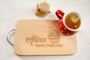 Tocator lemn maner metal personalizat cu nume Regina prajiturilor