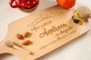 Tocator lemn clasic personalizat cu nume Gateste cu dragoste