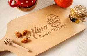 Tocator lemn clasic personalizat cu nume Regina prajiturilor