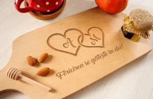 Tocator lemn clasic personalizat Fericirea se gateste in doi initiale