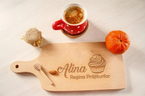 Tocator lemn clasic personalizat cu nume Regina prajiturilor - Img 2