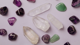 De ce ne simțim atrași de anumite cristale sau pietre prețioase?