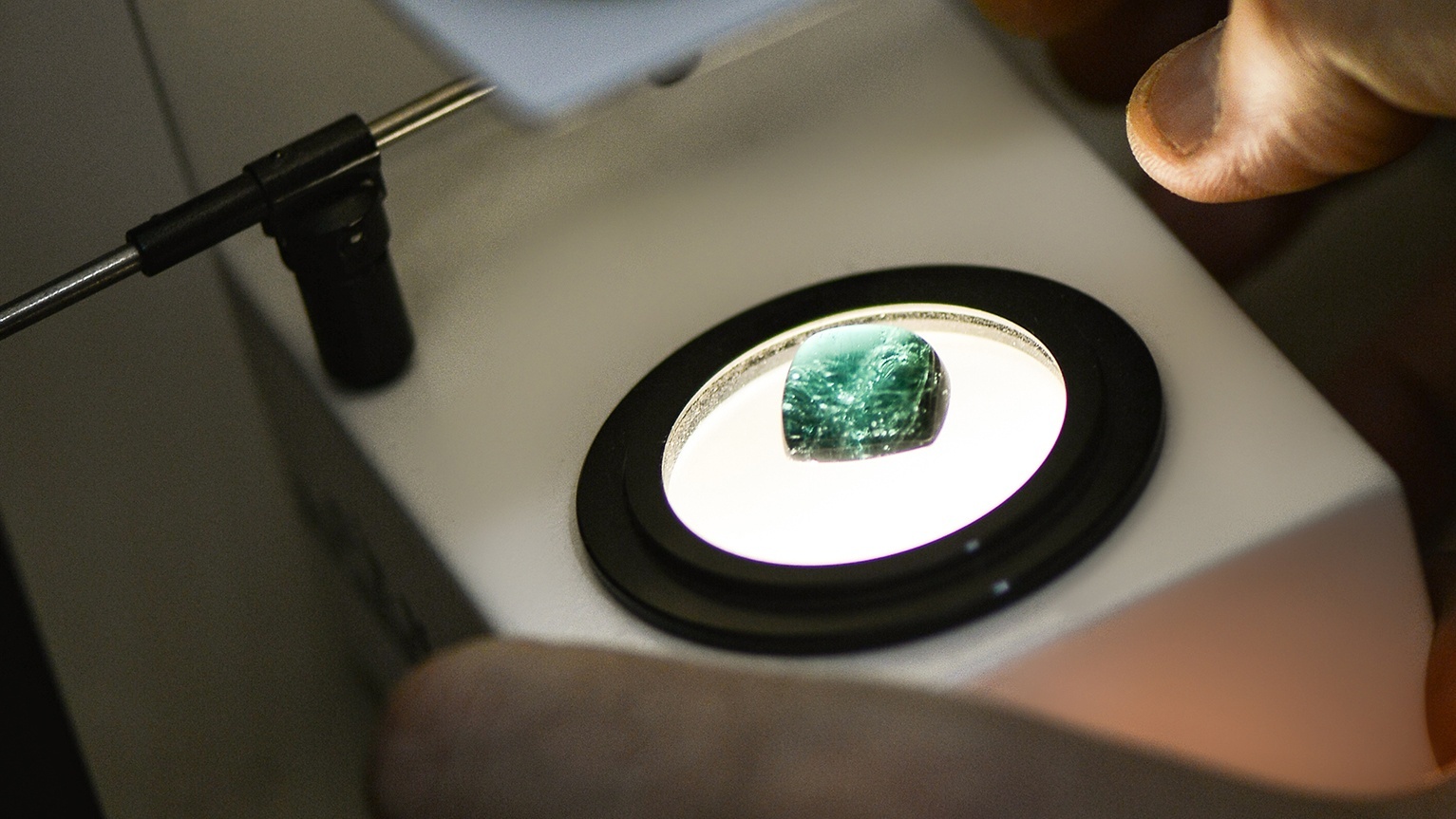 Analiză detaliată a incluziunilor și tratamentelor pentru pietre colorate sub microscop gemologic