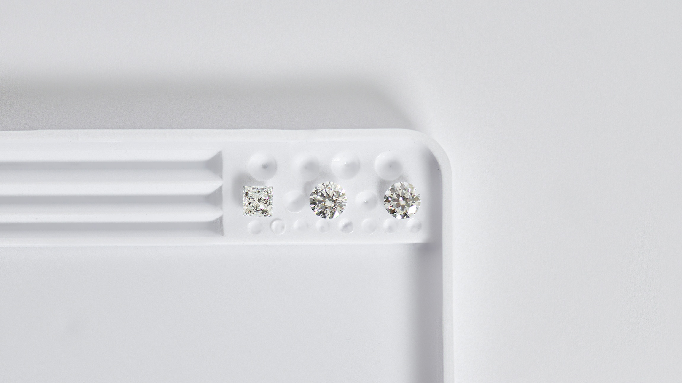 Identificare diamante natural, de sinteza sau moissanite prin metode gemologice profesionale
