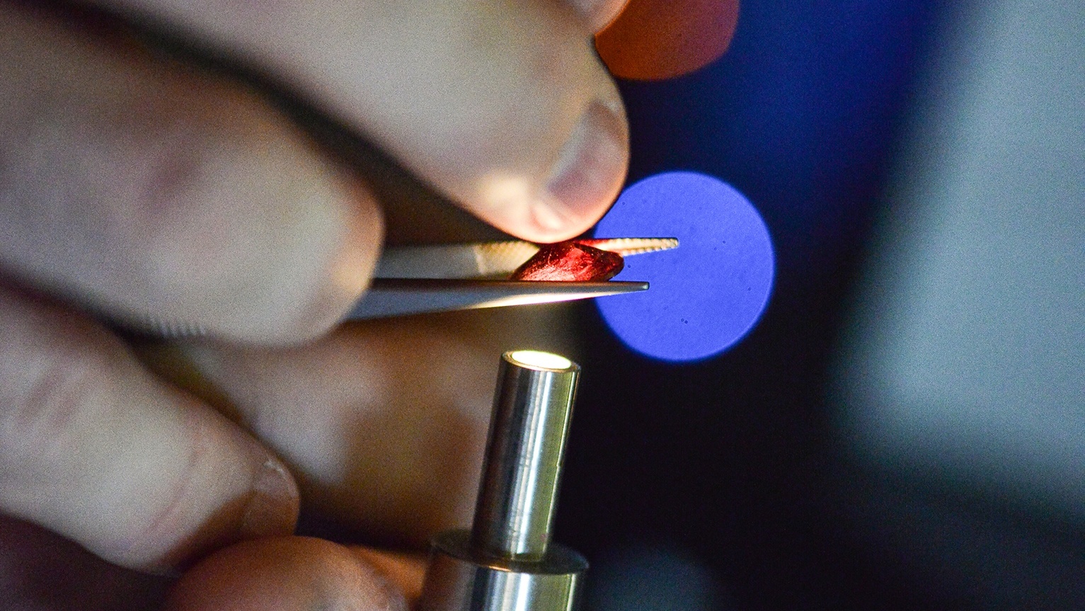 Identificare pietre pretioase colorate si verificare tratamente termice sau de umplere rubin si safir