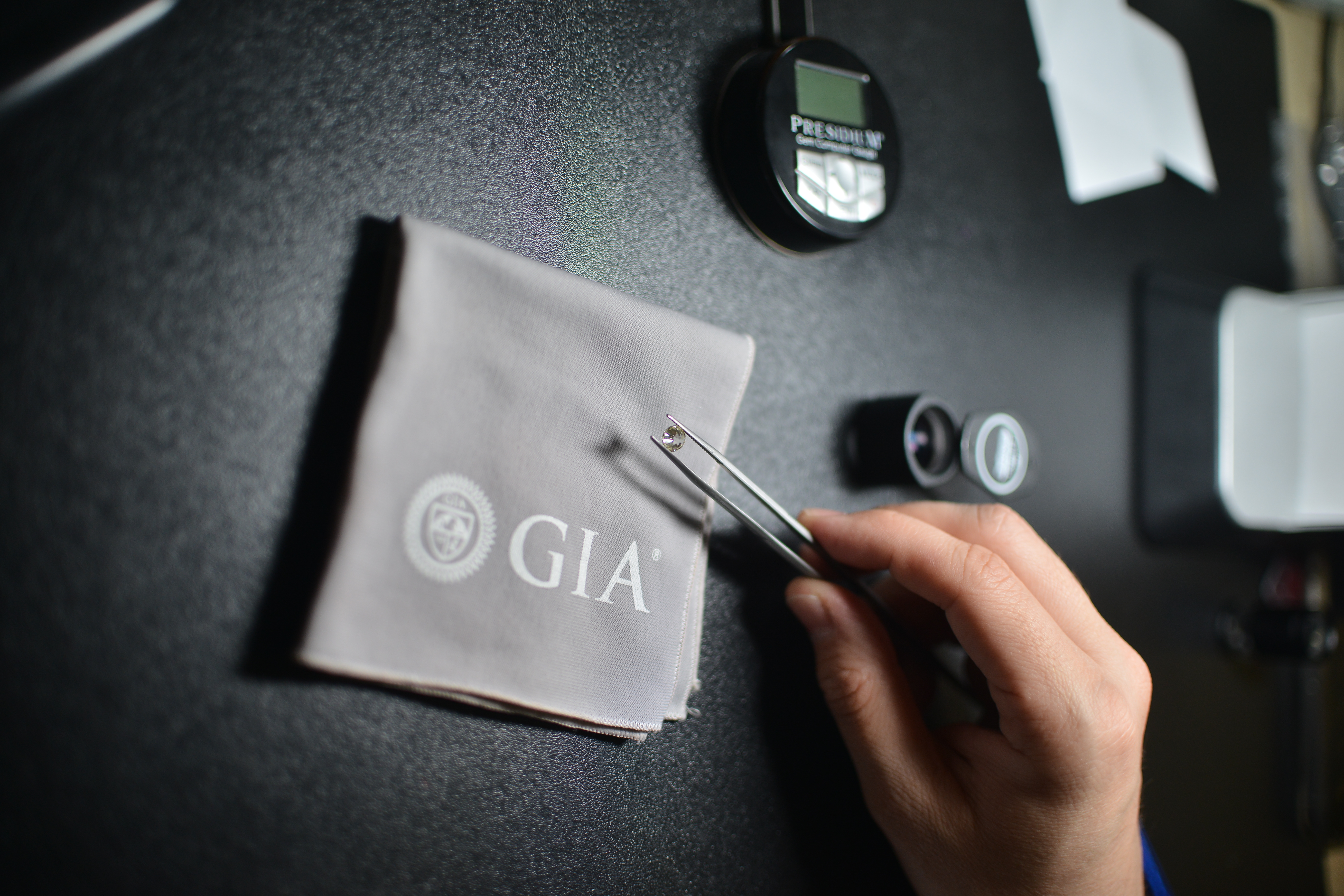 gemolog acreditat GIA la accent bijuterii bucuresti