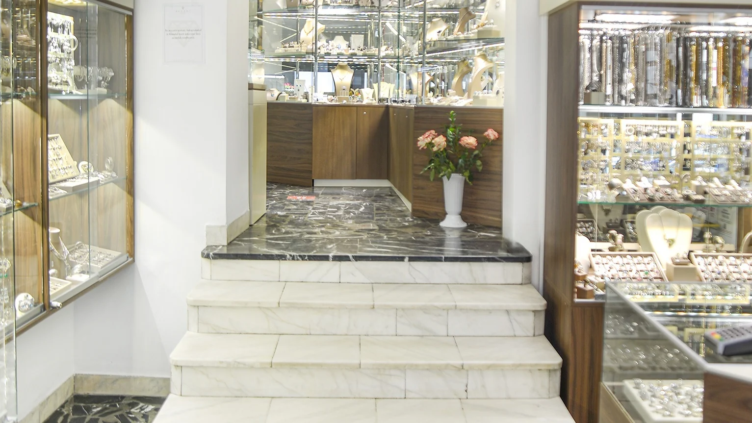 Interior magazin bijuterii argint București (Mendeleev 44) &ndash; vitrine cu bijuterii, trepte de marmură și zonă de probă