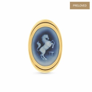 Broșă - Pandantiv din aur de 18k cu agat sculptat, Carl F. Bucherer