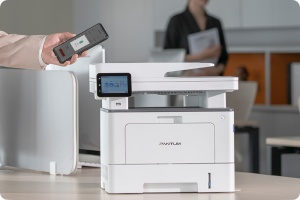 Multifunctional PANTUM BM5220ADW MONO, Dimensiune A4, Functi: Printare, Scanare, Copiere, Duplex automat, Viteza printare: 42ppm, 1200x1200 dpi, Limbaje printare: PCL5e, PCL6, PS, GDI, Procesor: 1.2 GHz, Memorie: 1GB RAM, Touchscreen 3.5", NFC, Viteza - Img 3