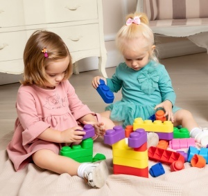Set cuburi moi Gerardo’s Toys 10 piese – jucărie educativă senzorială soft pentru bebeluși 6+ luni | cuburi construcție sigure, motricitate, material antibacterian - Img 4