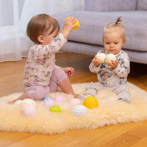 Set 7 mingi senzoriale pentru bebeluși Gerardo’s Toys – jucărie educativă tactilă, culori și texturi diferite, dezvoltare senzorială și motricitate, Made in EU, de la 0 luni - Img 5