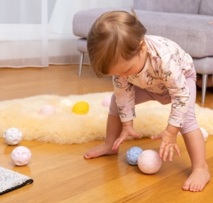 Set 7 mingi senzoriale pentru bebeluși Gerardo’s Toys – jucărie educativă tactilă, culori și texturi diferite, dezvoltare senzorială și motricitate, Made in EU, de la 0 luni - Img 10