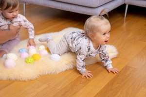 Set 7 mingi senzoriale pentru bebeluși Gerardo’s Toys – jucărie educativă tactilă, culori și texturi diferite, dezvoltare senzorială și motricitate, Made in EU, de la 0 luni - Img 11