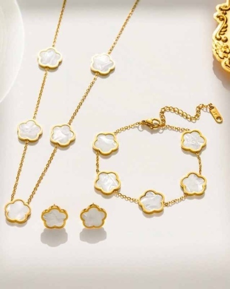 Set Bijuterii Placate Aur 18K, Floare Albă Sidef – Lant Colier, Cercei si Bratara Asortate S223V