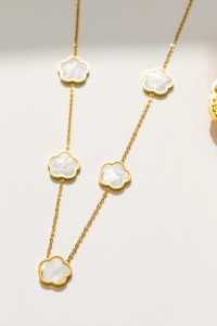 Set Bijuterii Placate Aur 18K, Floare Albă Sidef – Lant Colier, Cercei si Bratara Asortate S223V - Img 2