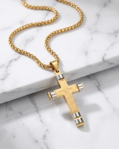 Set Lant si Pandantiv Cruce cu Crucifix Auriu Inox Barbati cod LC45CLA - pe marmura alba, alt unghi