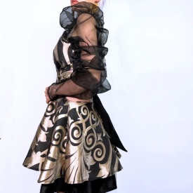 Mâneci din organza neagră ușor transparente pe rochie gold