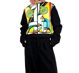 Jachetă bomber cropped unisex cu print abstract colorat, stil Picasso. Artwear modern handmade în România – piesă statement urbană 2025.