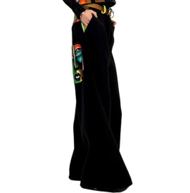 Streetwear cu personalitate: pantaloni negri cu print artistic cubist. Ideal pentru creativi și stiluri urbane alternative pe holycuts.ro