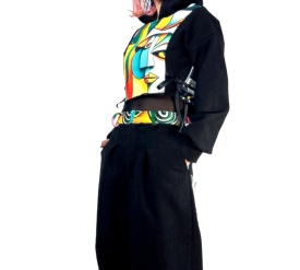 Hanorac urban cu print intens, tăietură cropped și croială artistică. Piesă statement handmade, ediție unică – holycuts.ro.