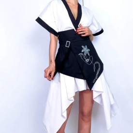 Rochie kimono asimetrică mini din bumbac poplin alb cu bordură neagră