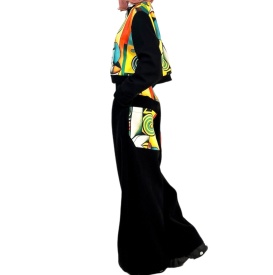 Outfit unicat cu influențe cubiste și croială relaxată. Ideal pentru creativi, trendsetteri și iubitorii de modă cu mesaj vizual puternic.