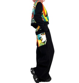 Outfit unicat cu influențe cubiste și croială relaxată. Ideal pentru creativi, trendsetteri și iubitorii de modă cu mesaj vizual puternic.