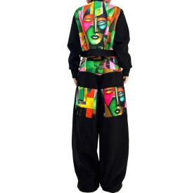 Artwear handmade cu design puternic – mască abstractă și culori neon pe jachetă neagră cropped. Vezi întreaga colecție pe holycuts.ro.