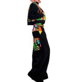 Look urban bold cu jachetă cropped NEON MASK – streetwear unicat, creat în România. Descoperă stilul tău pe holycuts.ro.